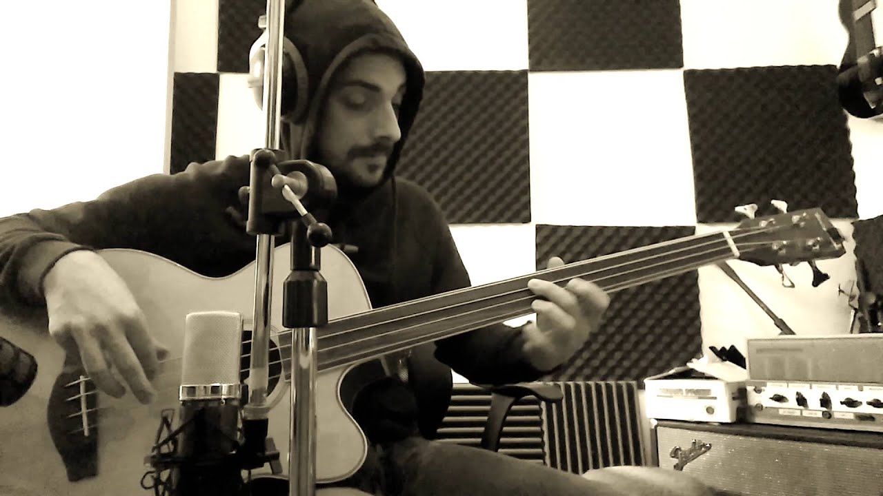 Loris Tils - Harley Benton B-30NT Fretless acoustic