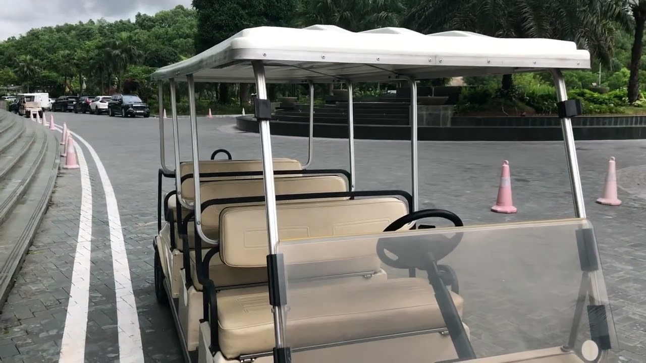 Xe chở khách của FLC Grand Hotel Hạ Long.