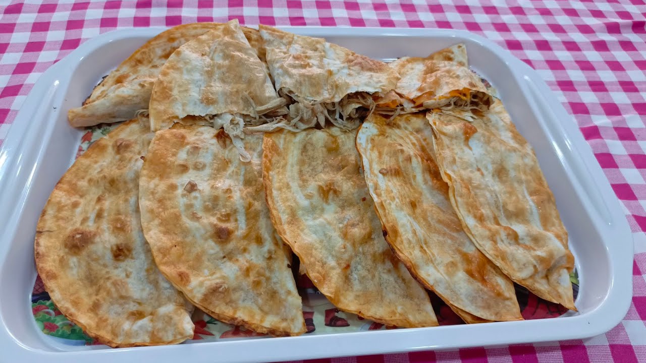 خبز الصاج المحشو بالدجاج الطري وجبن الموزاريلا وجبة فاخرة للغداء أو العشاء 