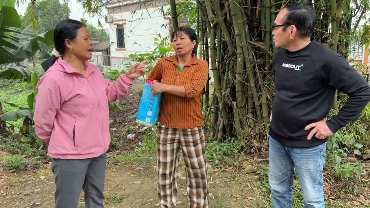 Mụ Liên Cay Cú Bị Hảo Vứt Hết Bánh Kẹo Ra Ngoài Đường Nói Tới Tết Bà 