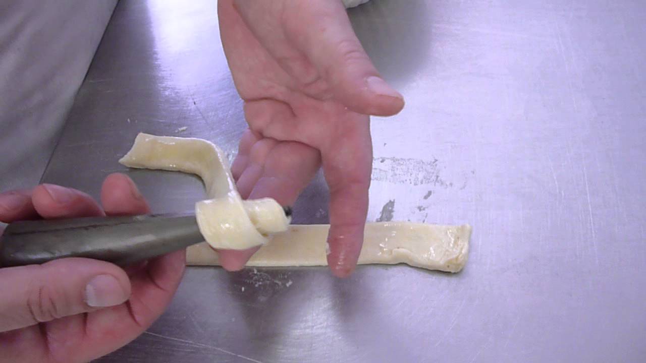 Come fare i Cannoli alla Crema di Pasta Sfoglia - Ricette Dolci e Cucina - Video Tutorial