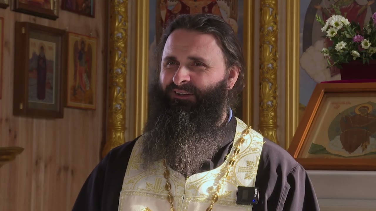 3  Делают замечания в церкви.