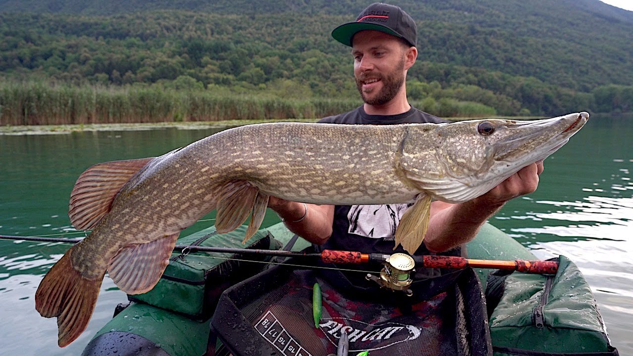 Pesca a GALLA ai LUCCI del Lago del Piano dal BELLY BOAT - Float Tube Pike Fishing