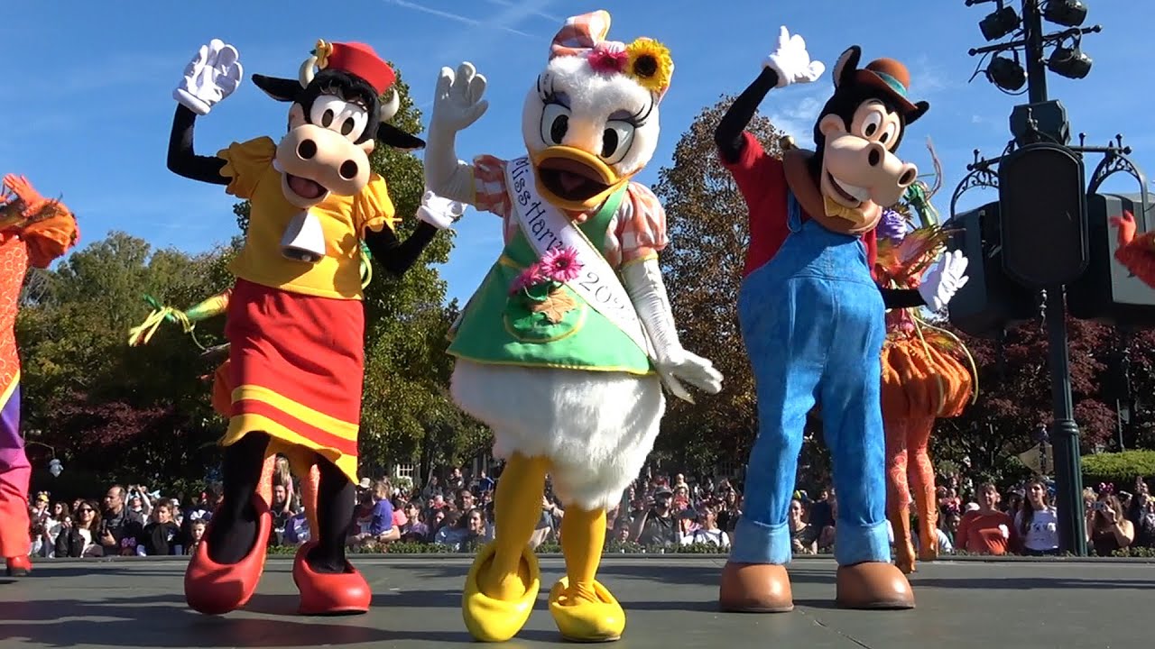 Mickey's Halloween Celebration Parade at Disneyland Paris 2022 + Daisy,  Clarabelle & Horace Stage