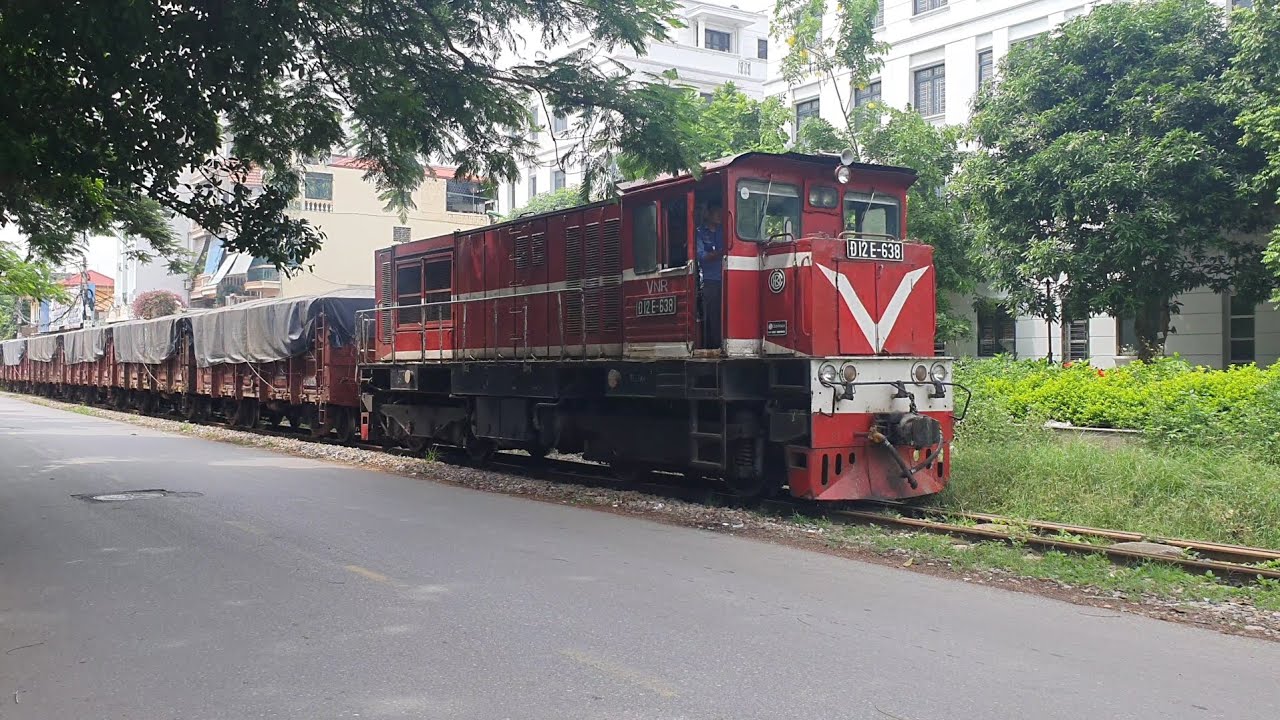 D12E-638 dồn và kéo tàu hàng ra cảng Hoàng Diệu