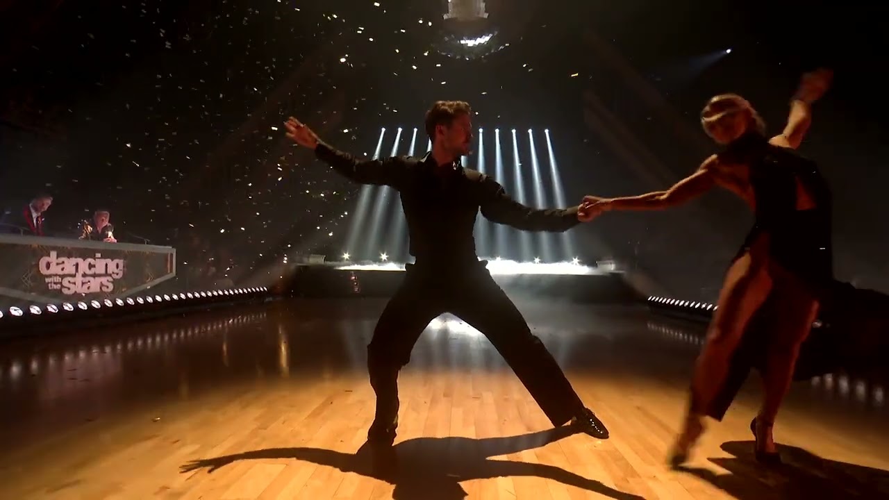 Dylan Efron&rsquo;s TikTok Night Foxtrot | Dancing with the Stars
