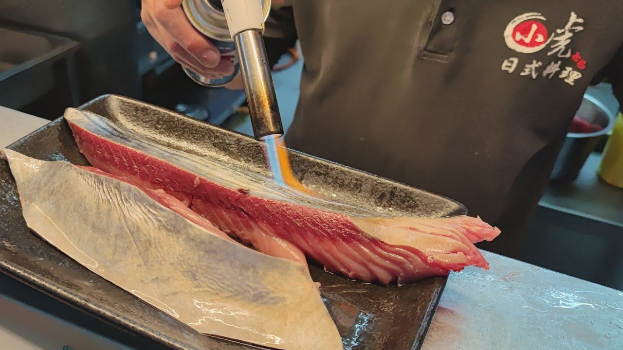 小虎日式料理老闆製作炙燒鰹魚生魚片過程
