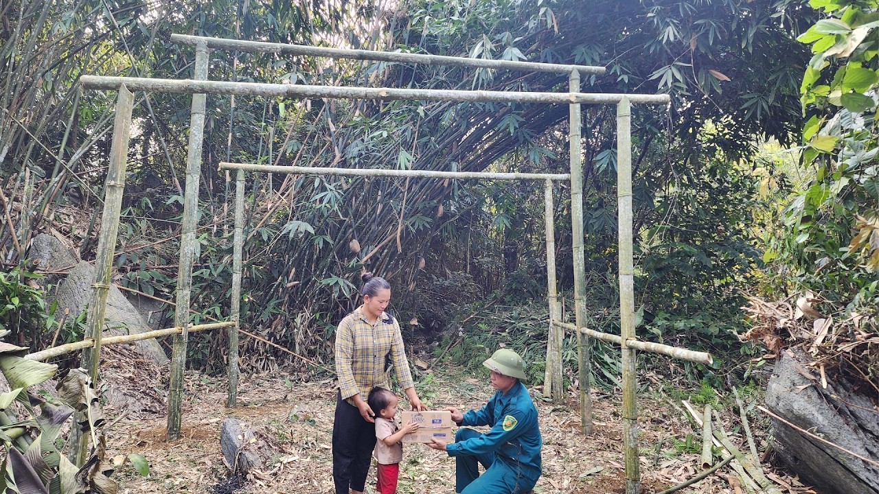 Single Mother Begins Building Bamboo House in Barren Hillside with Help from Police