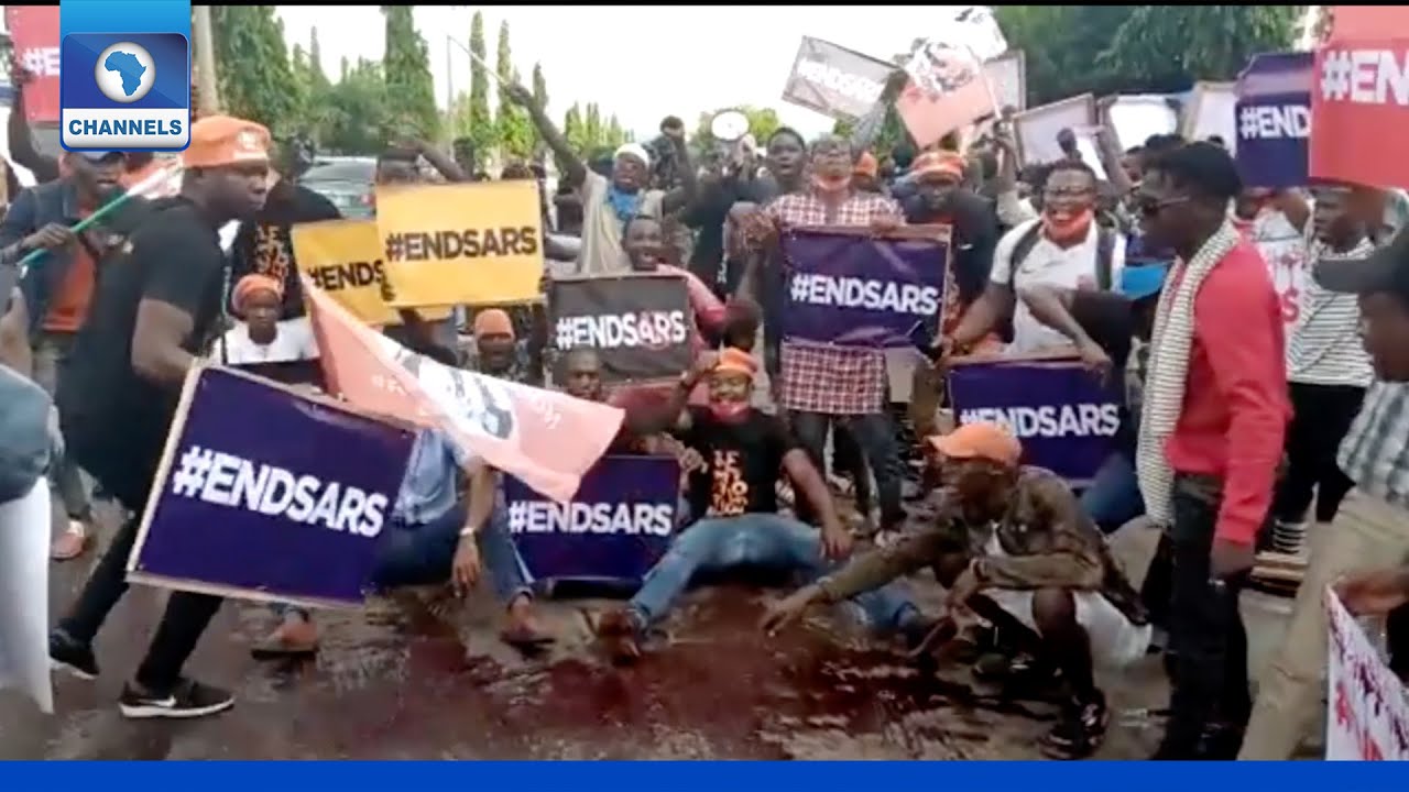 Nigerians Take #EndSARS Protest To Police Headquarters, Abuja