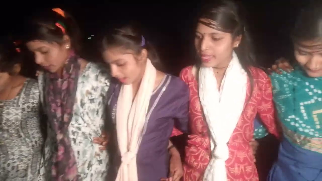 ग्राम किटी दिवाली में लड़कीयों कि टोक्कर