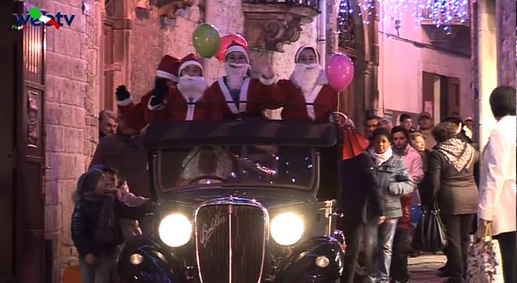 Babbo Natale nel centro storico di Conversano (su auto d'epoca)