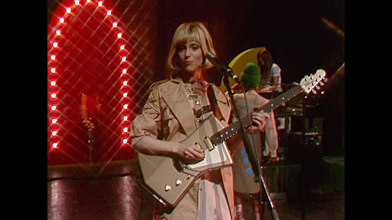 St. Vincent - Down (From The Tonight Show Starring Jimmy Fallon)