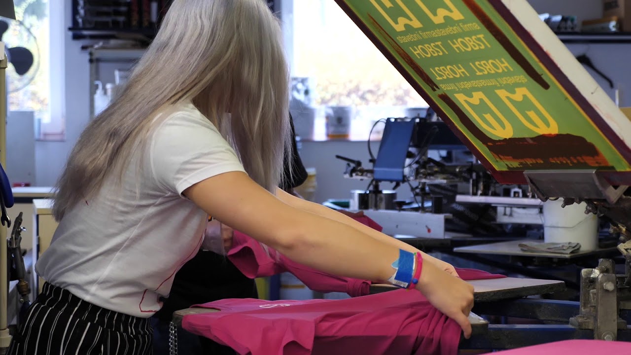 Vlastnoručně jsem si vyráběla svůj MERCH ! :O