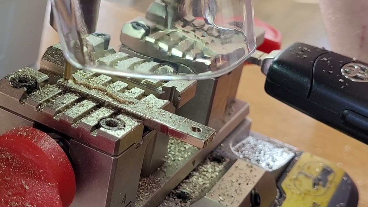 Toyota key laser cutting (Yaris 2019) [Dolphin XP-007]