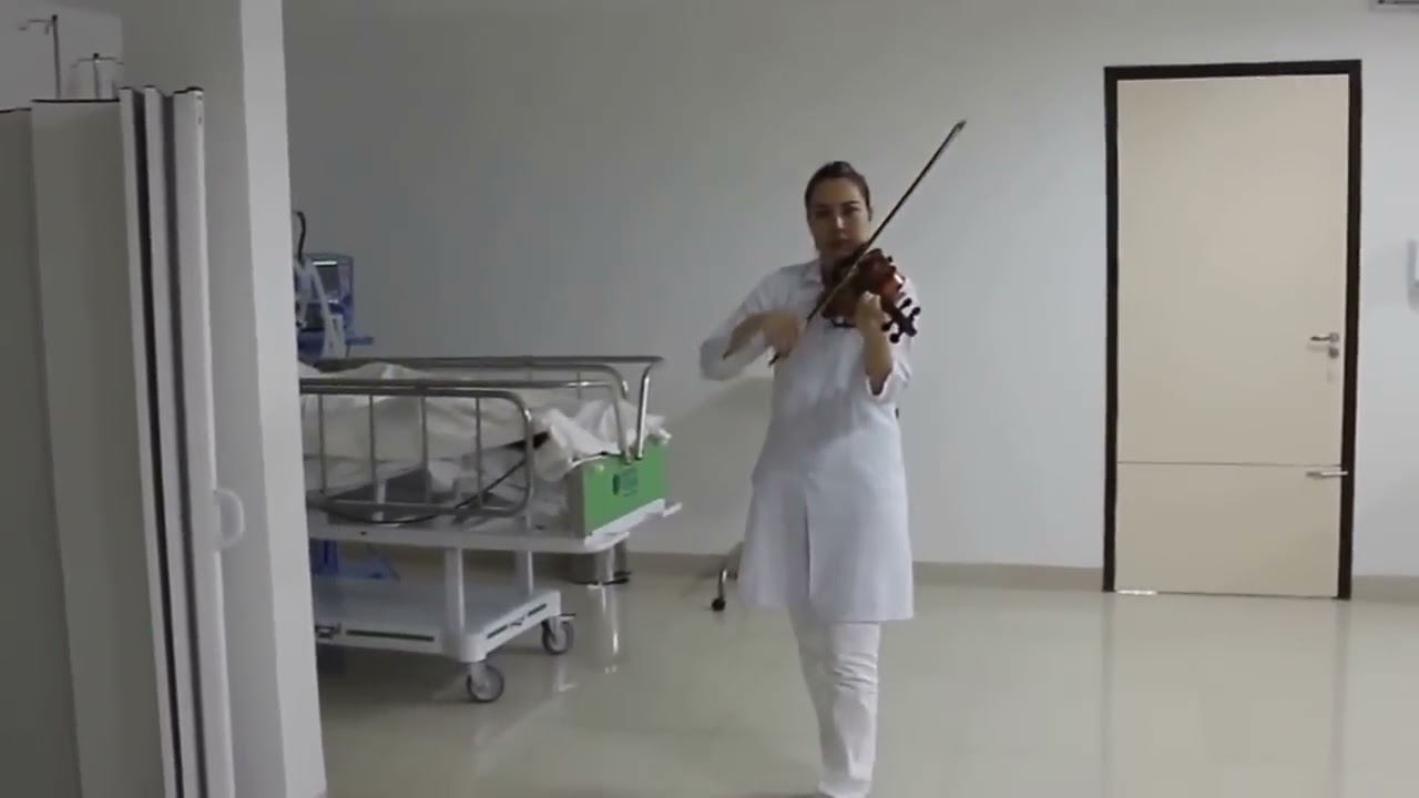 Enfermeira dá show de violino para pacientes do Hospital Vida