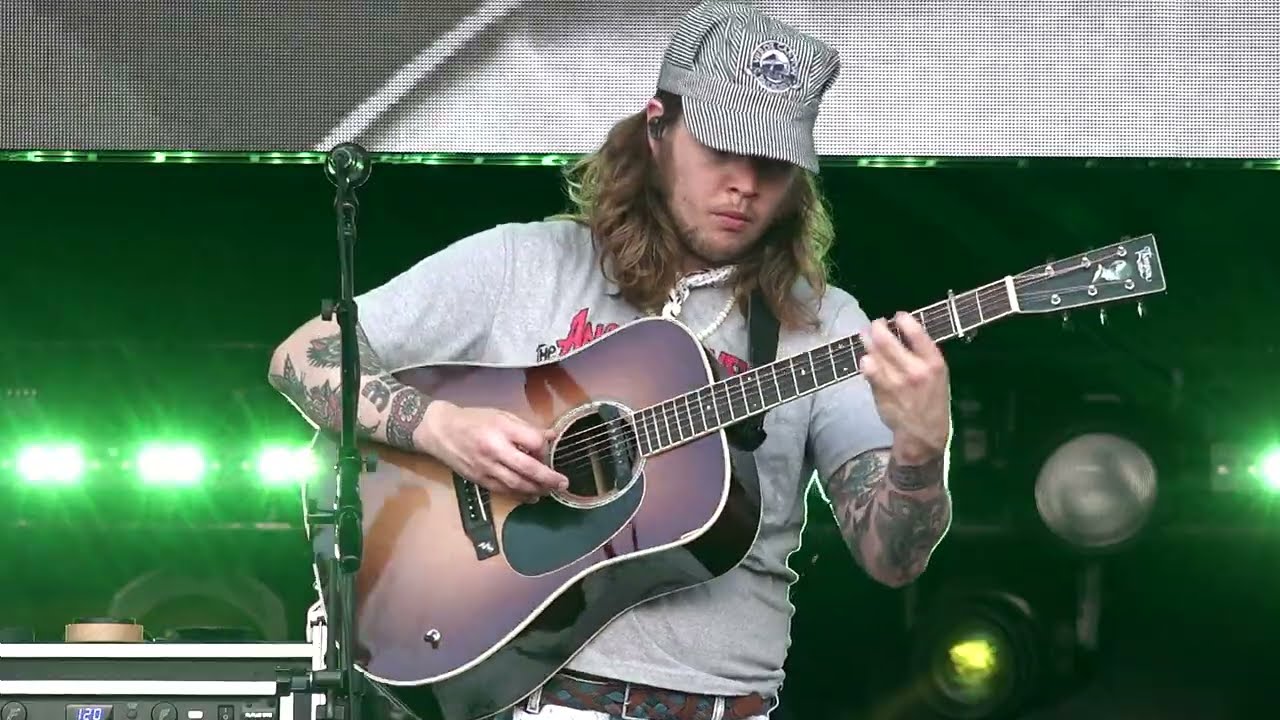 Billy Strings performs Pink Floyd 