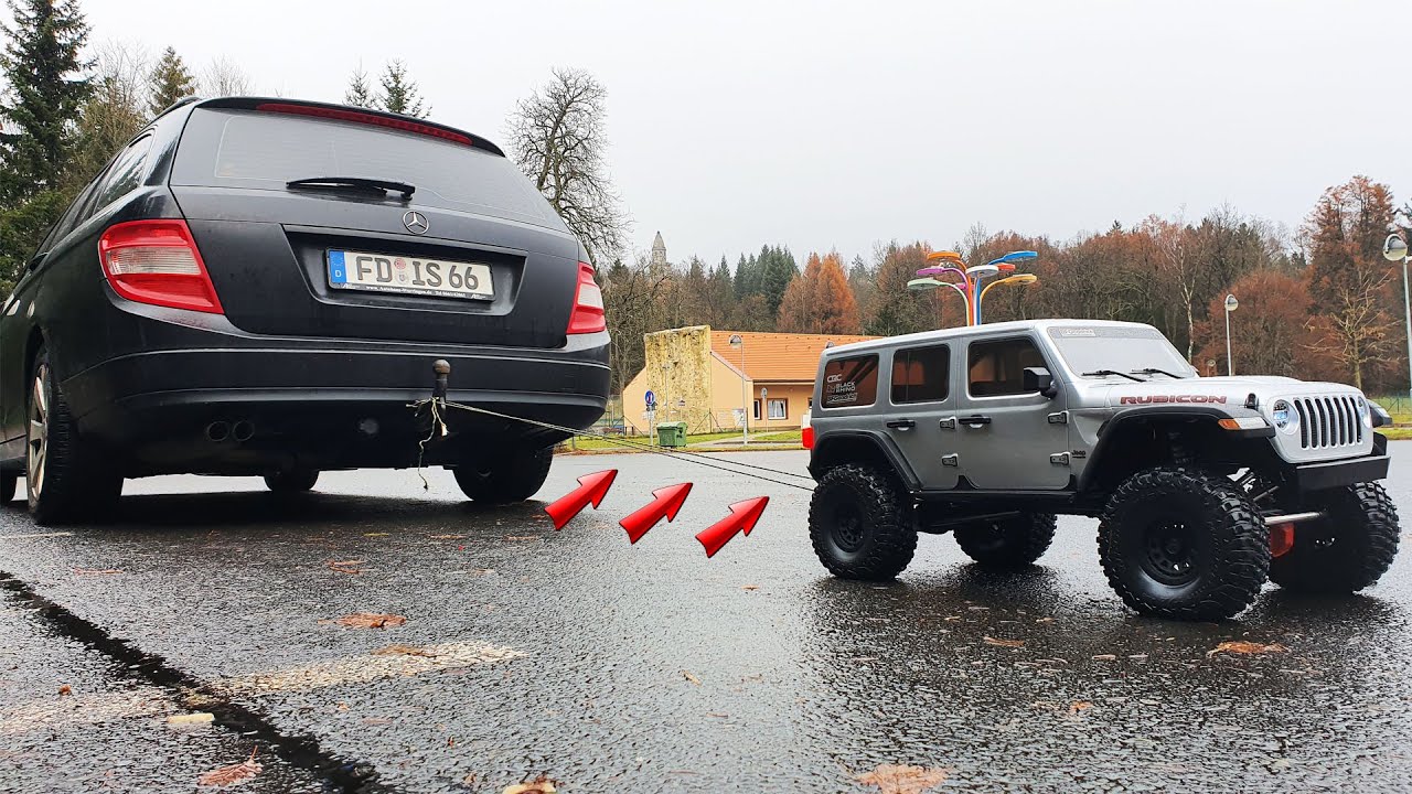 Schafft es der GRößTE CRAWLER DER WELT ein ECHTES AUTO zu ZIEHEN? (Axial Scx 1/6)