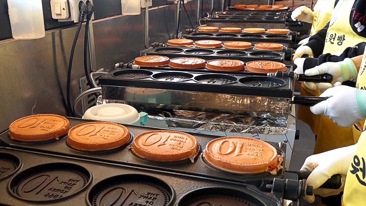십원빵 Selling 3000 a day! Full of Cheese! Famous Cheese Coin Bread - Korean street food