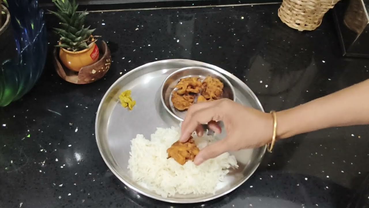 महाराष्ट्रीयन कढी आणि कुरकुरीत पकोडे | Traditional Kadhi Pakoda Recipe in Marathi