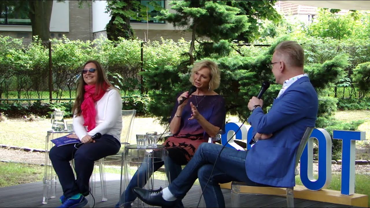 Helena Vondráčková w ogrodzie Muzeum Sopotu