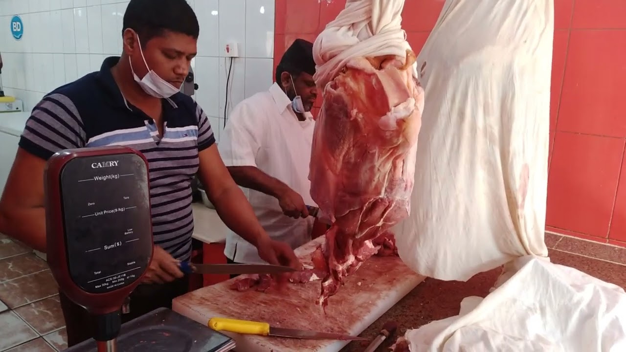 সৌদি আরবের শহরে উটের মাংস কিনিলাম।