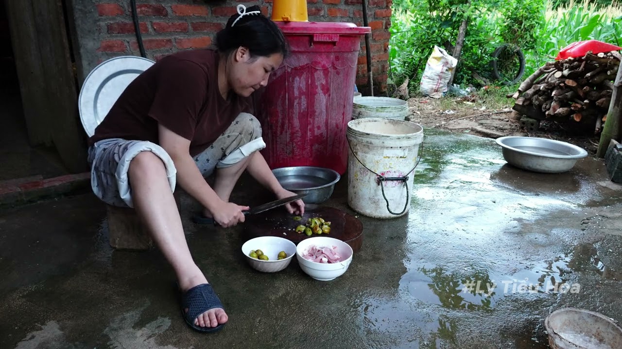 Following the Cows into the Deep Forest, Gathering Wild Fruits to Cook a Meal