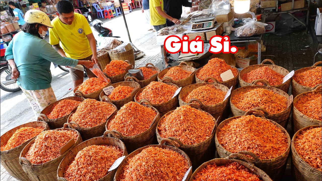 Cửa hàng tôm khô, cá khô giá sỉ cực kỳ hút khách tại chợ Lớn Sài Gòn dường như ai đến cũng mua