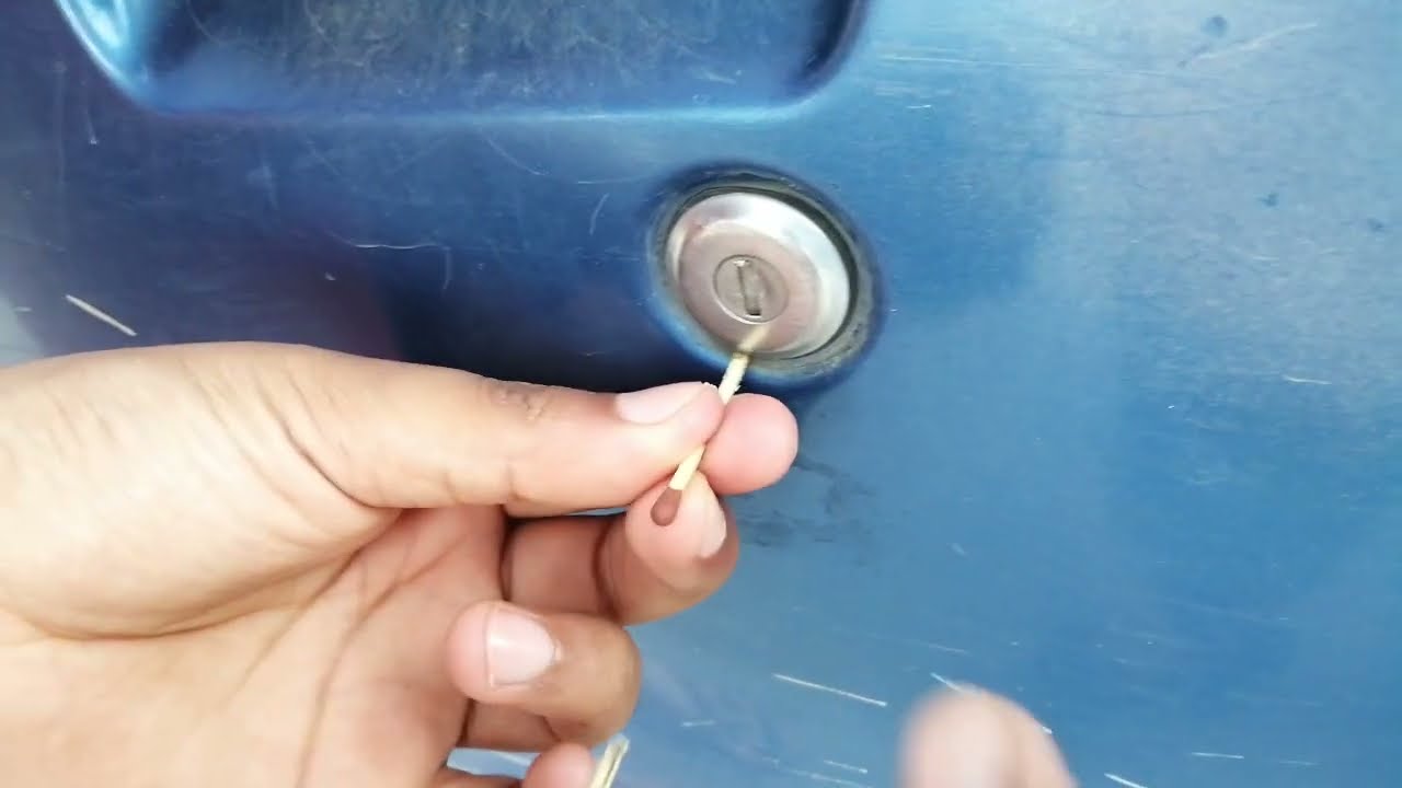 Galti se Car ke lock mai kuch fas jaye to kese nikale🤔