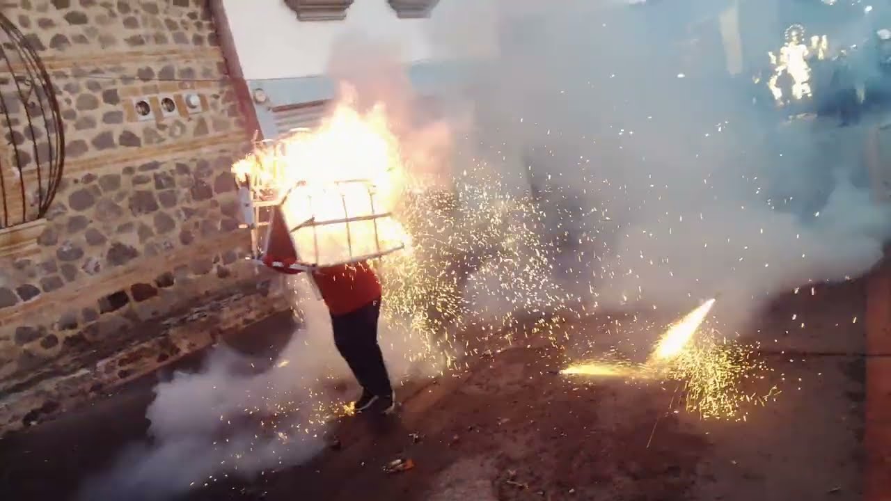 Guatemala 2026 procesión de la virgen inmaculada quema de torito por una mujer alotenango