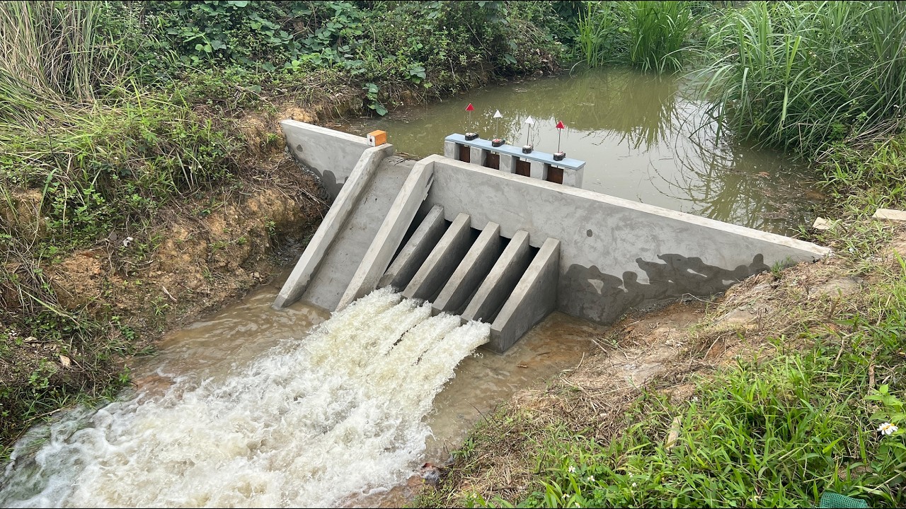 Block The Stream To Build A Flood Discharge Dam