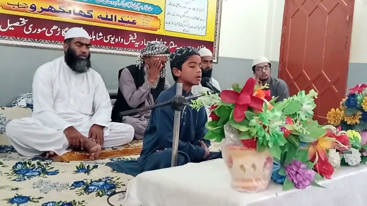 مدرسے کا طالب العلم قاری محمد یحییٰ چوہان تلاوت قرآن پاک کرتے ہوئے 