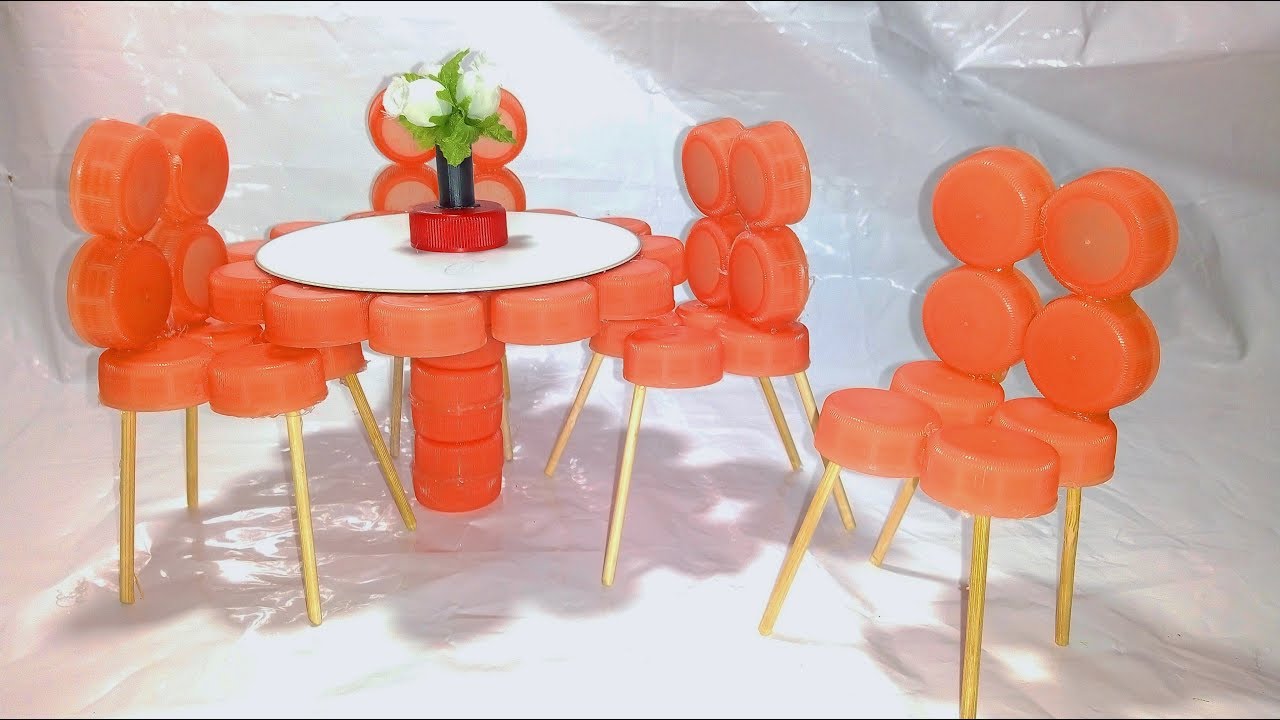 COMO FAZER CADEIRAS e MESA com TAMPAS de Garrafas Para Boneca Barbie.