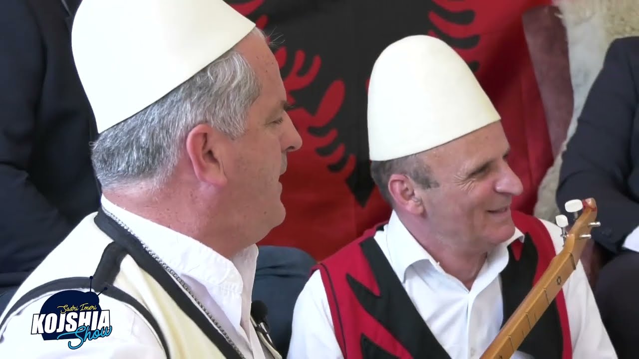 Vllezrit Lamallari i këndojn Fesë Katolike. Ja si reagon Hoxha!