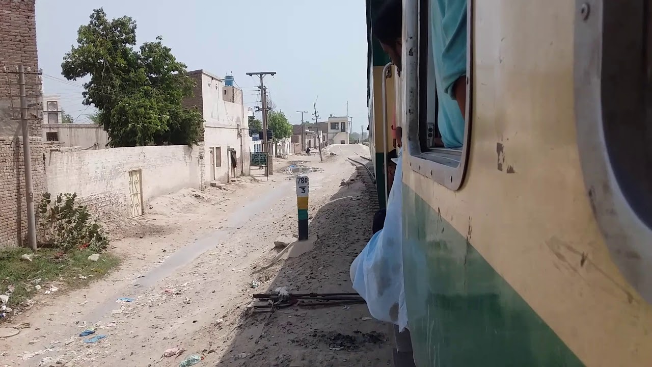 Pakistan Railways:1up Khyber Mail departing Dera Nawab Sahab