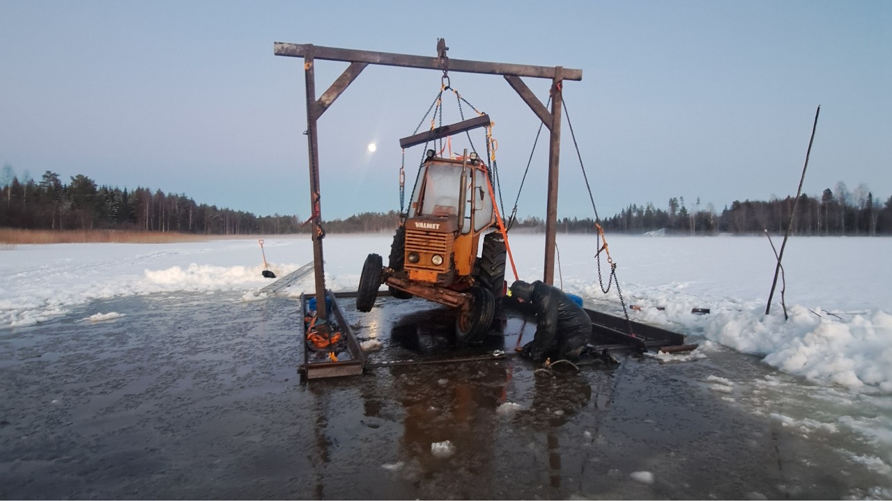 Järveen vajonnut traktori nostetaan jäältä - ei onnistunut heti 🫣