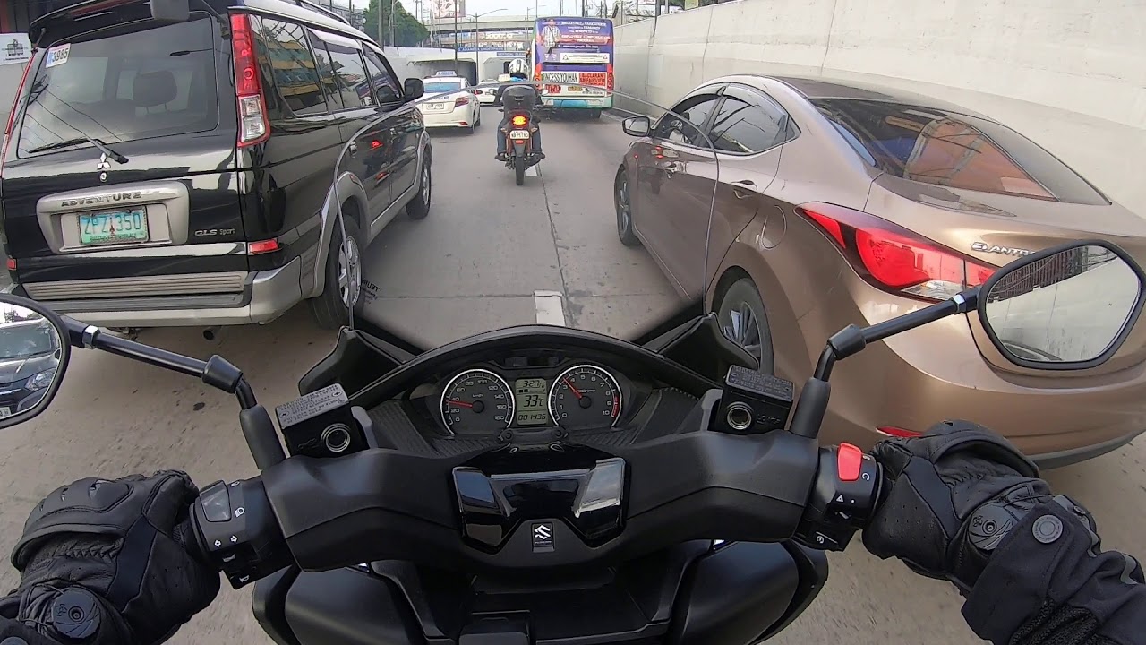 Lane Splitting in Quezon City (Suzuki Burgman 400)