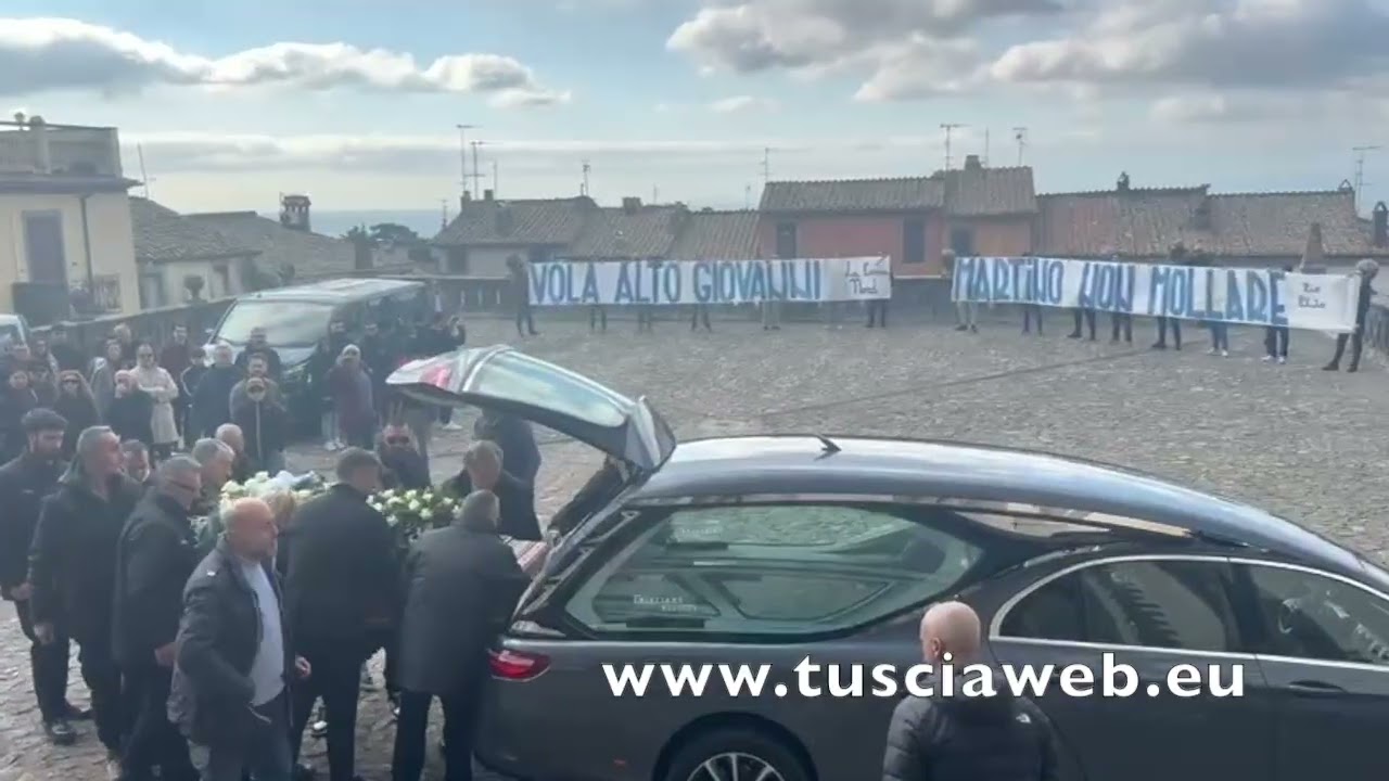San Martino - I funerali di Giovanni Bernabucci con gli striscioni dei tifosi della Lazio