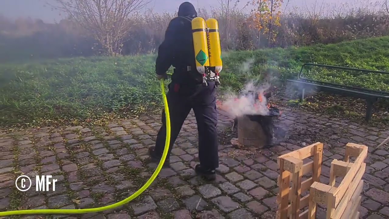 Lagerfeuer Löschen mit Kübelspritzen strahlrohr 