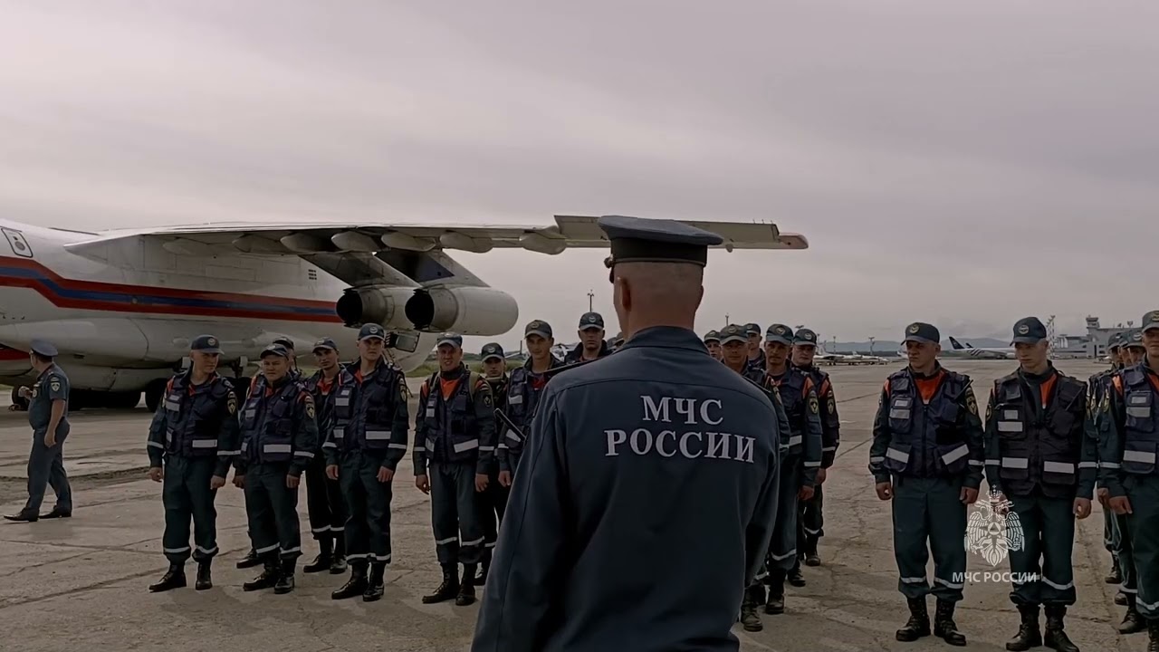 Два Евгения - Вехов и Макаренко, водители ПСО МЧС России, доставят спасателей в Приморье