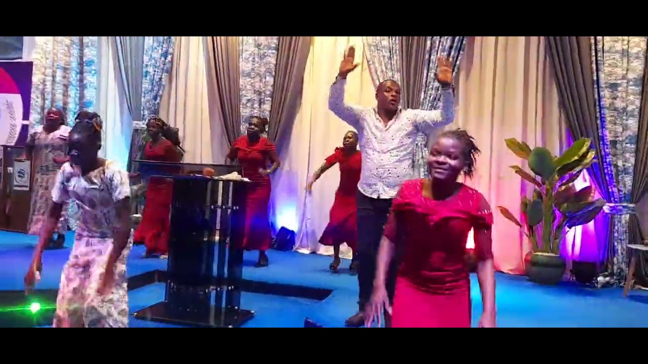 PRAISE SESSION BY WORSHIPPERS _ _ FRESH FIRE KIREKA