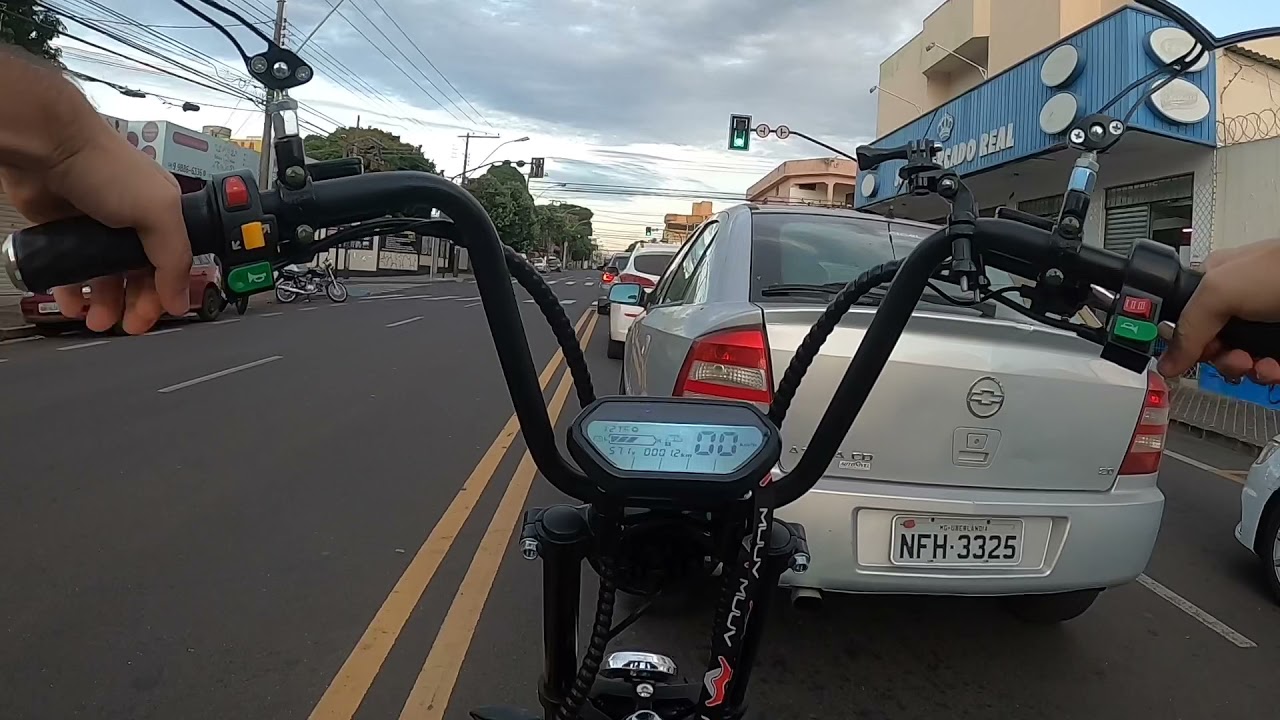 Vem de Carona na Nossa Scooter Elétrica Muuv Beach 9 - Posto de Gasolina? Só pra Calibrar os Pneus