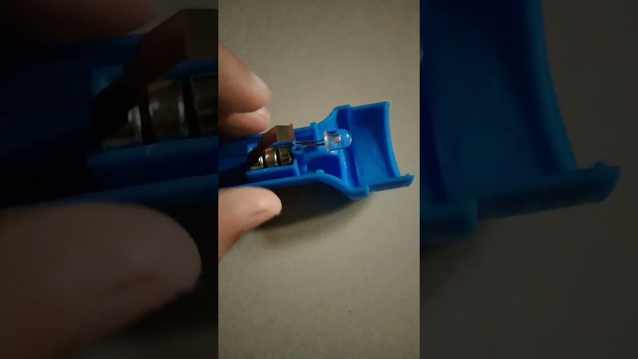 Cara memperbaiki senter mainan
