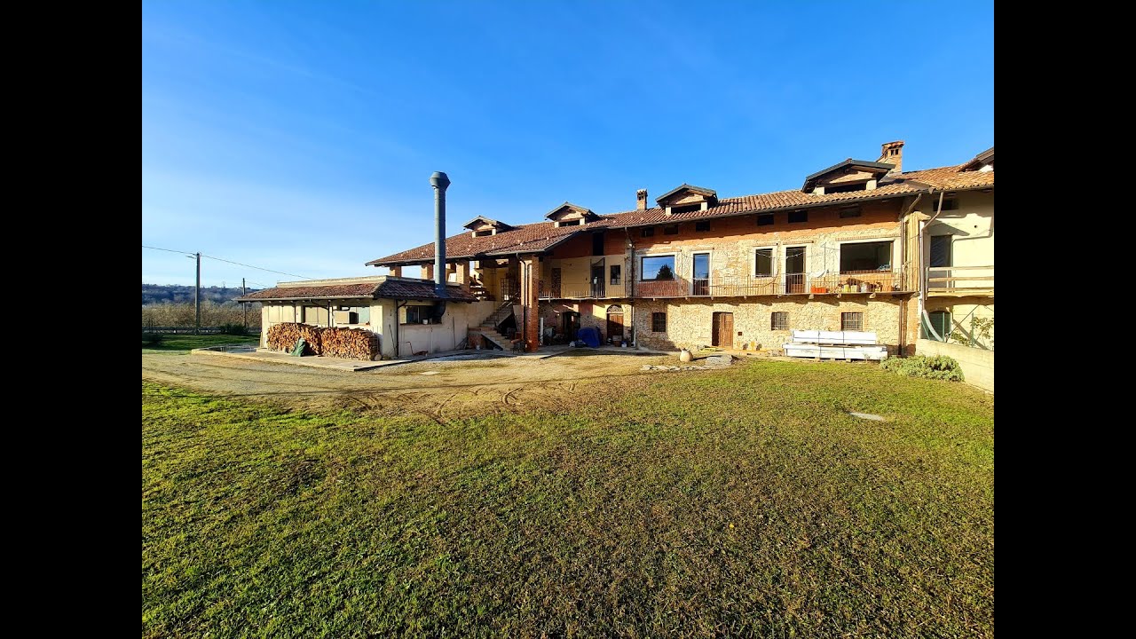 Cascinale con ampio giardino nelle Langhe