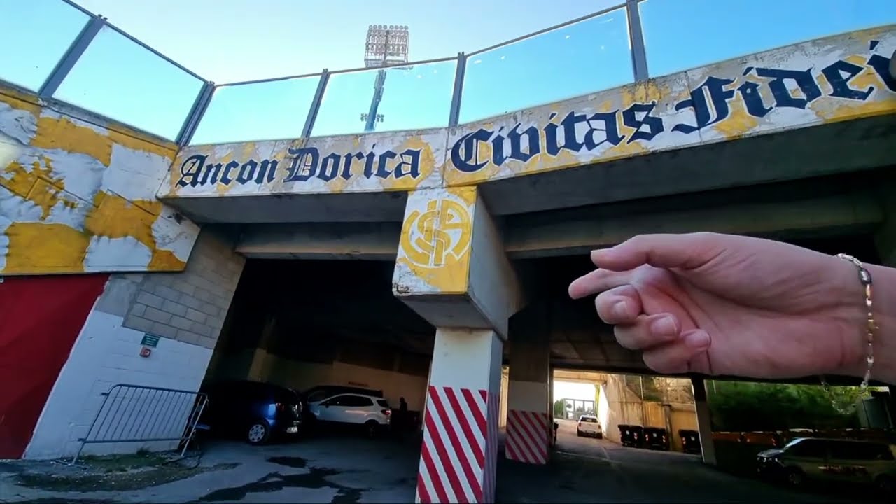 L'Ancona. Lo stadio del Conero: le tribune con seggiolini non tutti nuovi. Le foto e i gagliardetti