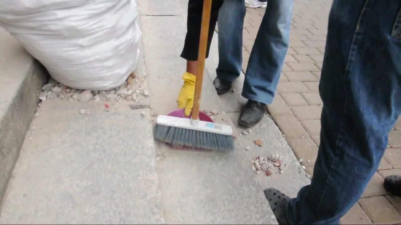 Bytomska Alternatywa rozsypała gruz przed Urzędem