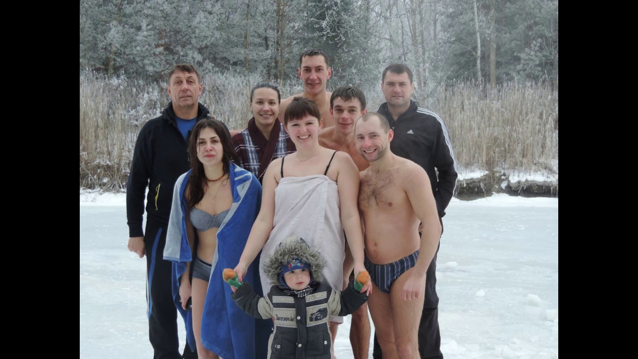 Крещение. Девушки впервые купаются в ледяной воде. Купание в проруби. Girls bathe in icy water.