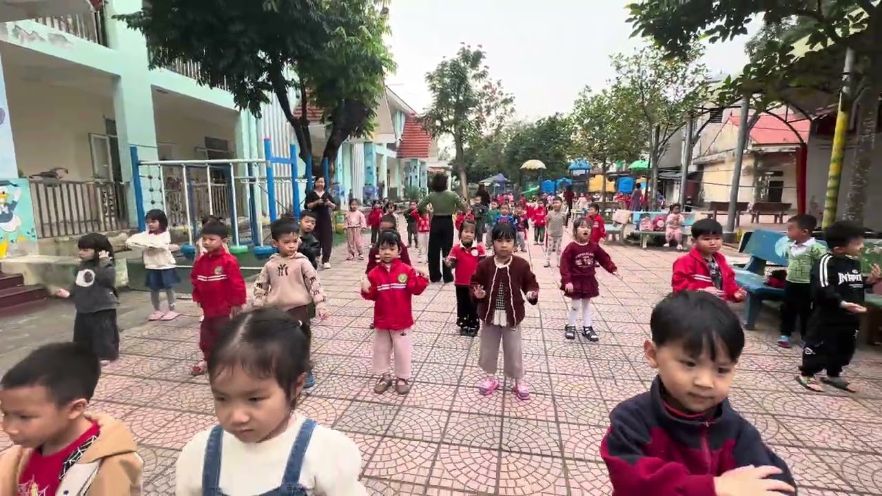 các bé vận động bài hát gọi tên cảm xúc