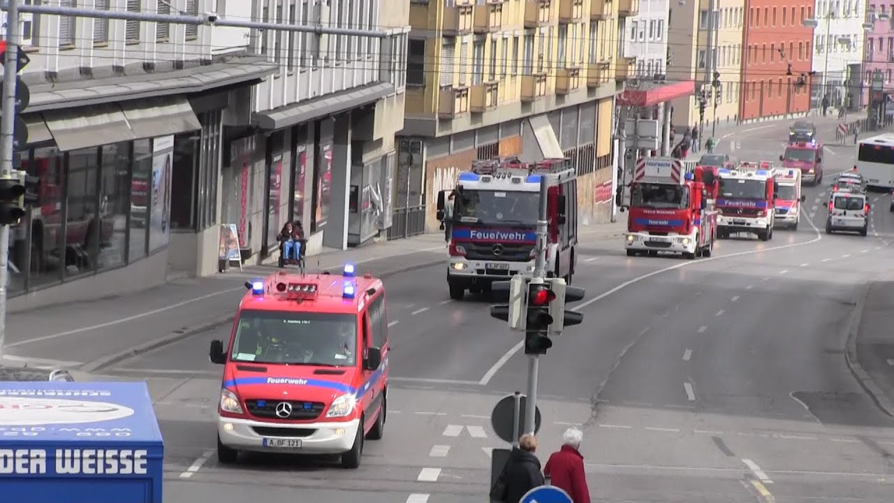 L&ouml;schzug + ELD BF Augsburg FW 1 mit Dauerhorn durch Innenstadt