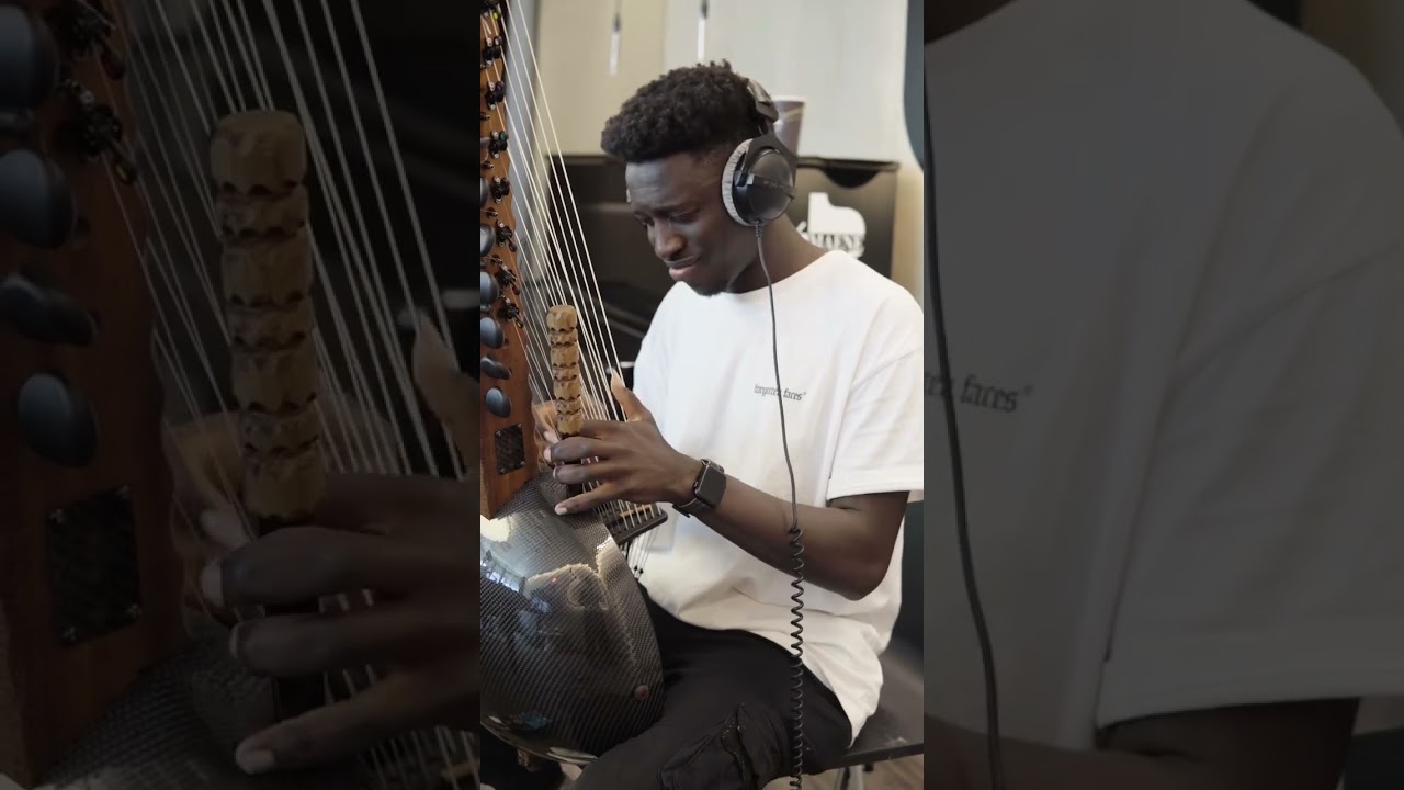 Momi Maiga, de Senegalese kora virtuoos en zanger, speelt een nieuw nummer op zijn kora in Music Mat