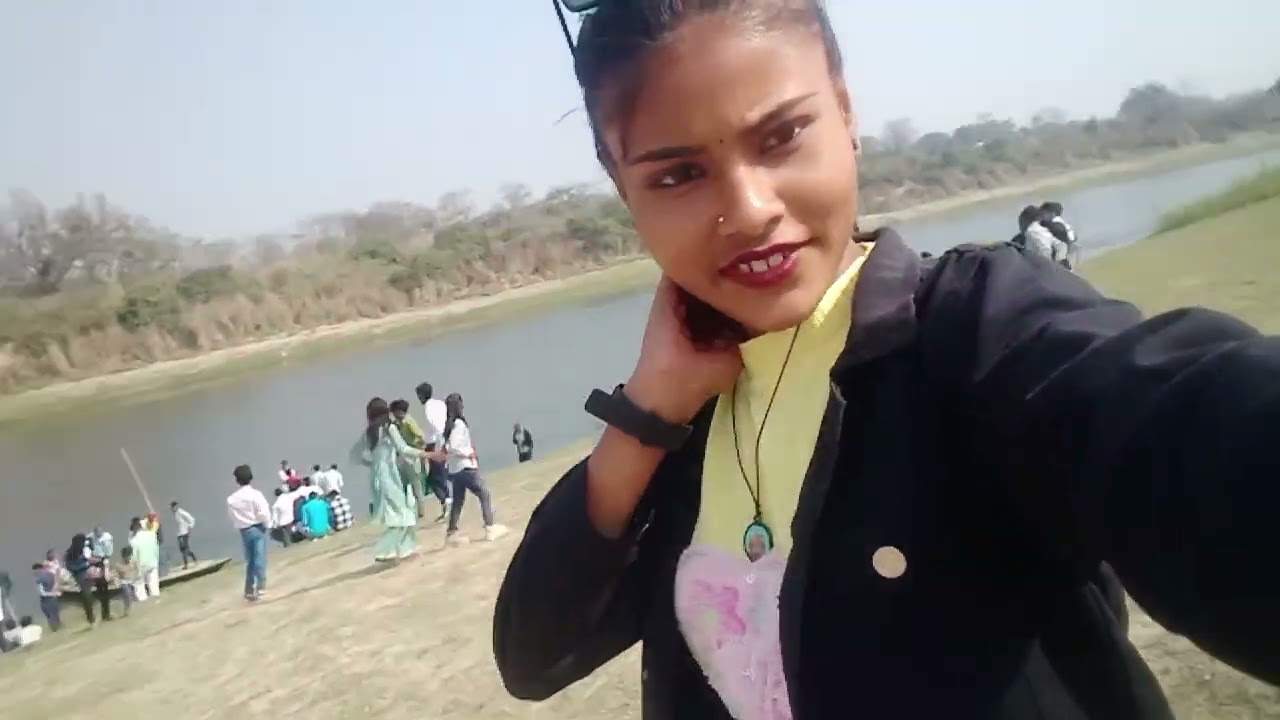 नदी के किनारेगए हैं दोस्तों video पूरा देखना दोस्तों